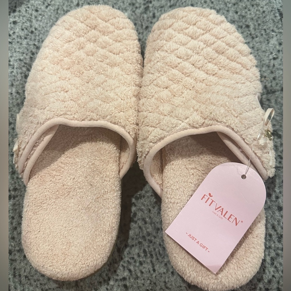 Fitvalen Women’s slippers sz 9 NWT blush pink/light peach in color